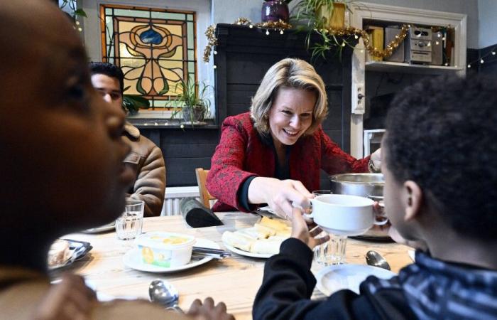 Philippe y Mathilde de Bélgica visitan un centro de acogida en Bruselas para Navidad