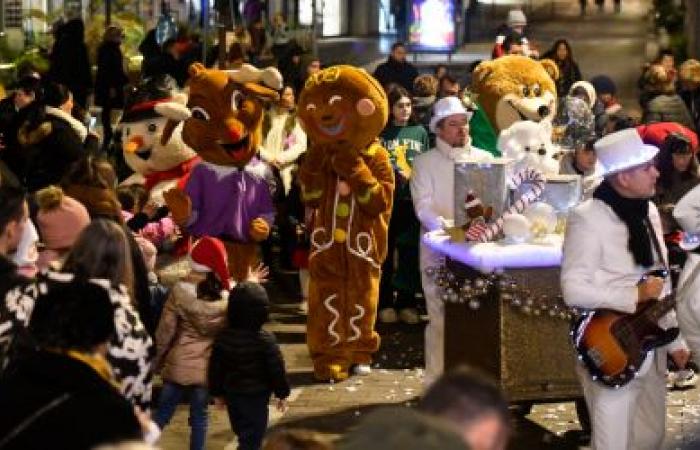 El gran desfile de Papá Noel deleita a Aubagne