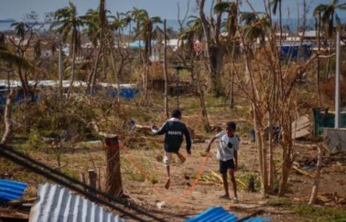 EN FOTOS. Limpieza, búsqueda de agua potable y alimentos… Tras el paso del ciclón Chido, los habitantes de Mayotte intentan sobrevivir