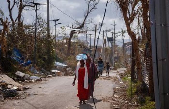 EN FOTOS. Limpieza, búsqueda de agua potable y alimentos… Tras el paso del ciclón Chido, los habitantes de Mayotte intentan sobrevivir