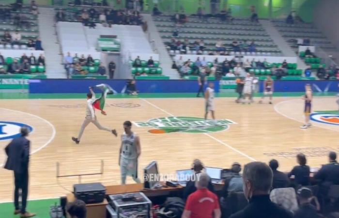 Siete activistas comparecen ante los tribunales por banderas palestinas durante un partido de baloncesto