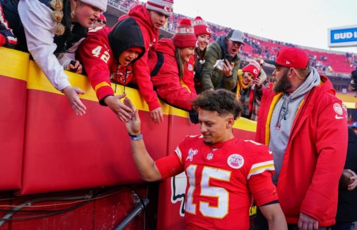 Las esperanzas de playoffs penden de un hilo después de una tumultuosa semana 16 de la NFL, los Chiefs suben y los Texans bajan.