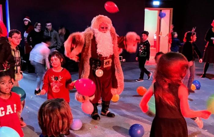 Papá Noel llega disfrazado de estrella de rock a la fiesta del museo Sainte-Croix