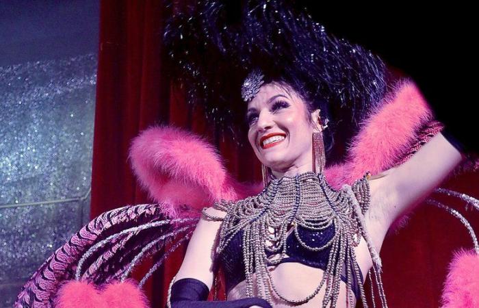 Plumas, pedrería y viajes al escenario del cabaret Milady Opéra