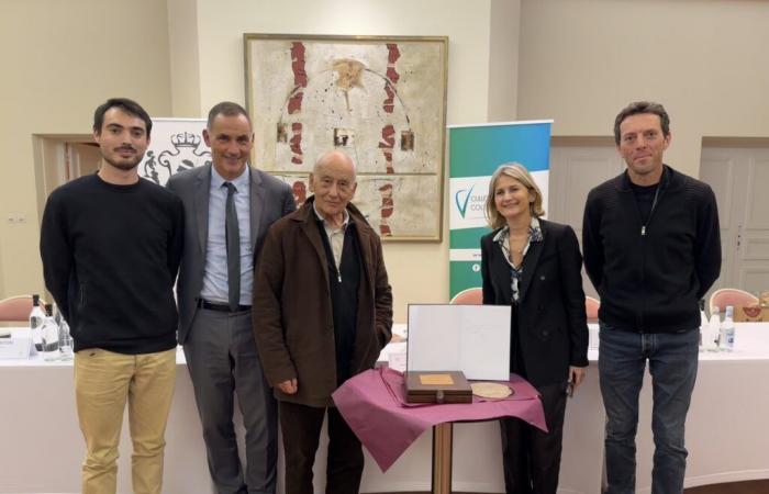 Con motivo de su visita a Ajaccio, la Colectividad de Córcega entregó una medalla al Papa