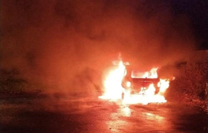 Un coche robado destruido por un incendio anoche