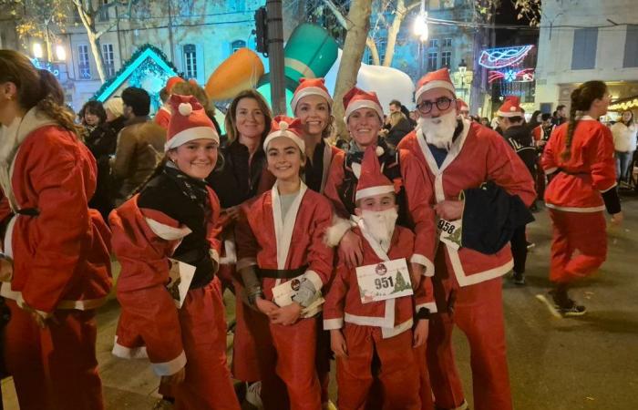 NOCHE DATO 550 Santas participaron en la primera carrera navideña Arles