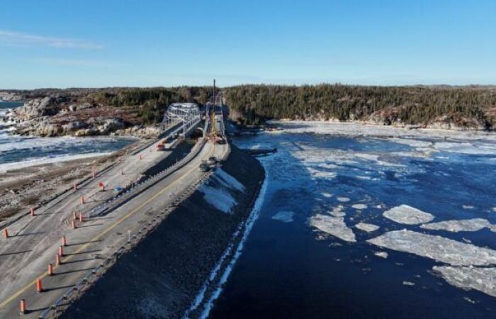 El puente modular del río Sheldrake está en servicio desde ayer