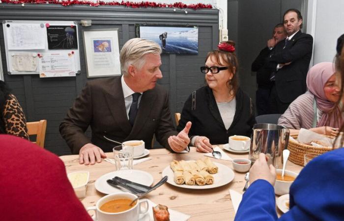 Philippe y Mathilde de Bélgica visitan un centro de acogida en Bruselas para Navidad