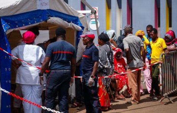 EN FOTOS. Limpieza, búsqueda de agua potable y alimentos… Tras el paso del ciclón Chido, los habitantes de Mayotte intentan sobrevivir