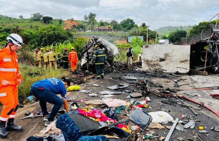 Un accidente de autobús seguido de un incendio deja al menos 38 muertos