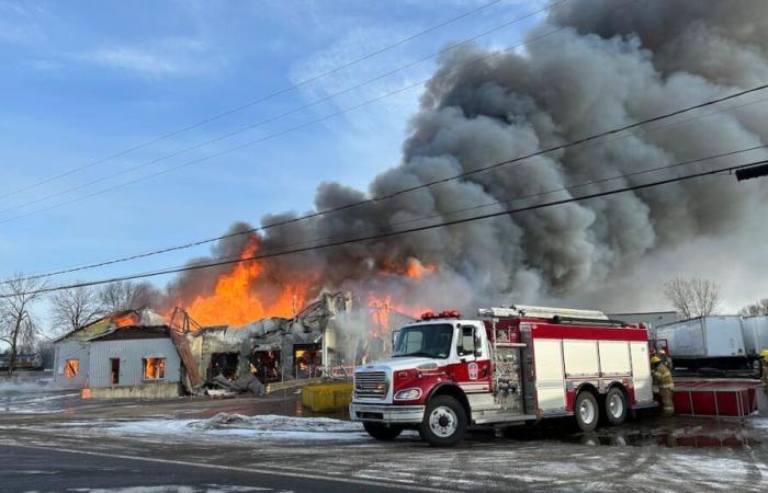 VÍDEO | Un incendio arrasa un negocio en Maskinongé