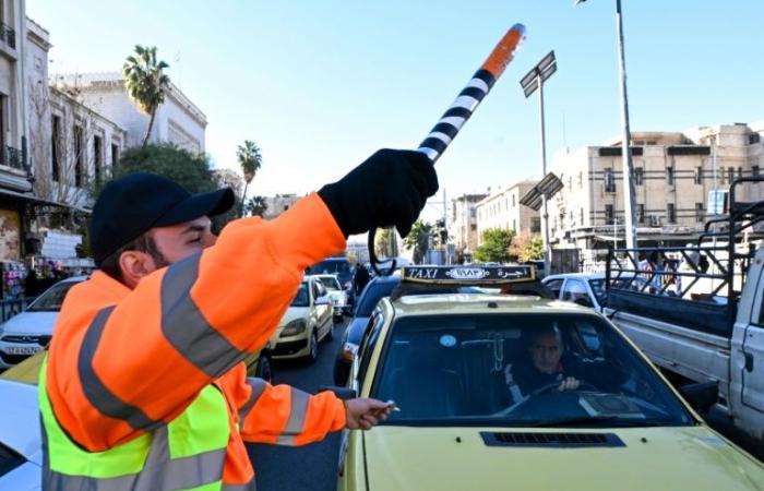 En Damasco, jóvenes voluntarios ayudan a la policía de tránsito