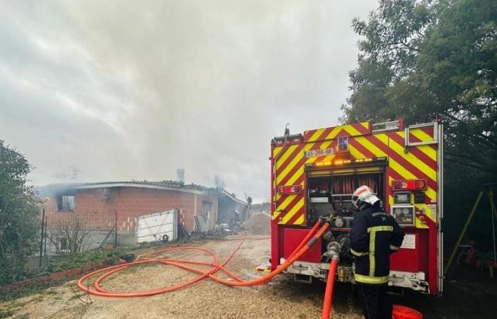 Una casa dañada por un violento incendio