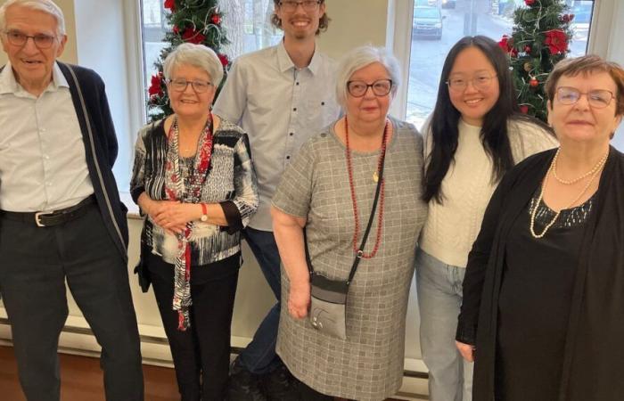 Fiesta de Navidad animada gracias a la presencia de estudiantes en una residencia para personas mayores en Quebec