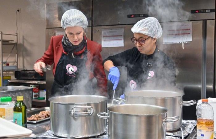 Philippe y Mathilde de Bélgica visitan un centro de acogida en Bruselas para Navidad