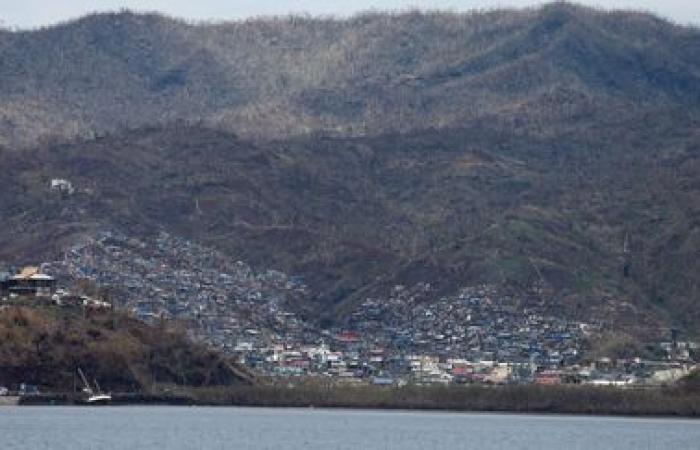 EN FOTOS. Limpieza, búsqueda de agua potable y alimentos… Tras el paso del ciclón Chido, los habitantes de Mayotte intentan sobrevivir