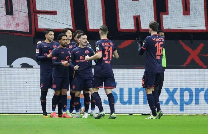 Bundesliga: Mainz con 10 hombres pone fin a la racha invicta del Frankfurt