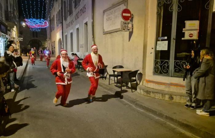 NOCHE DATO 550 Santas participaron en la primera carrera navideña Arles