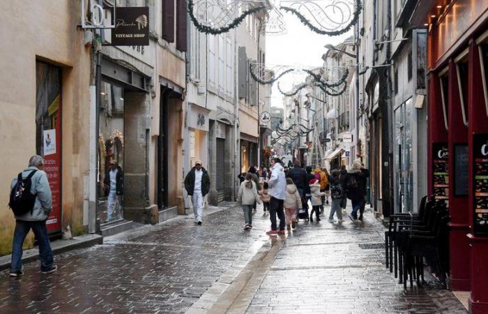 “¡Voy a cerrar la tienda ahora, el aguacero que acaba de caer ha limpiado la calle!” : panorama sombrío para los comerciantes del centro de Carcasona, en vísperas de Nochebuena