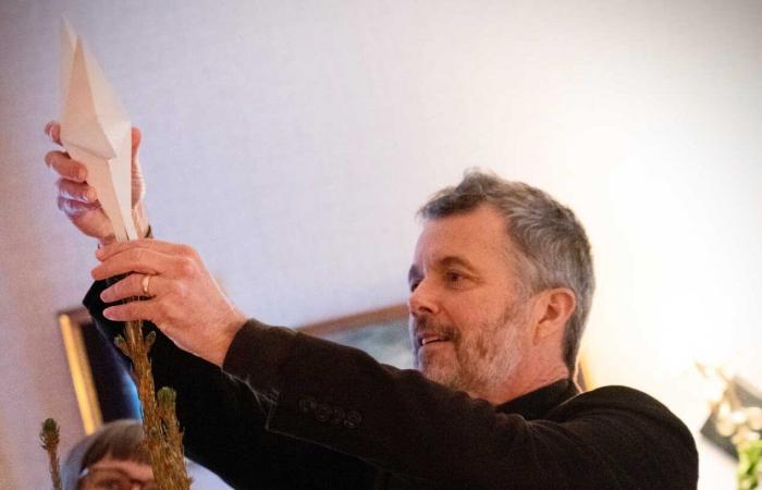 El rey Federico X decora un árbol de Navidad infantil para el cuarto domingo de Adviento