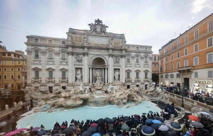 La Fontana di Trevi reabre y atrae turistas