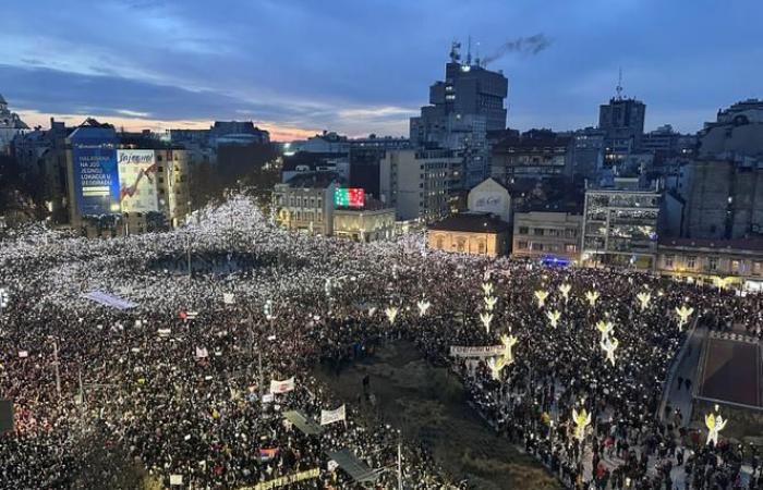 En Serbia, miles de personas se manifiestan contra las autoridades, más de un mes después del derrumbe del techo de una estación