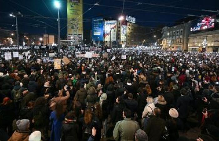 Decenas de miles de personas se manifiestan para exigir responsabilidades a los líderes tras una tragedia en una estación de tren.