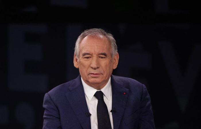 El gobierno de François Bayrou no será anunciado este domingo