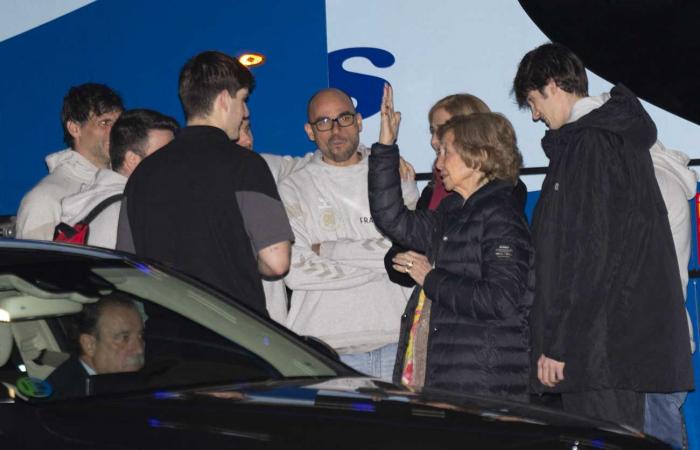 La Reina Sofía anima con ternura a su nieto Pablo durante su partido de balonmano