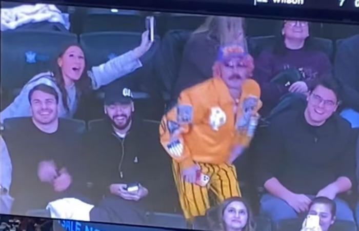 Antoine Dupont: de incógnito durante un partido de la NBA en Nueva York, el jugador estrella aparece muy bien acompañado y hilarante en la pantalla gigante de la sala