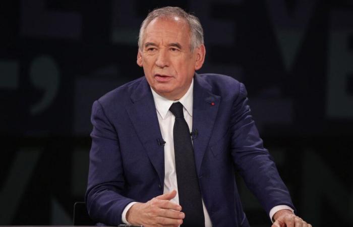 François Bayrou comienza su mandato con una popularidad históricamente baja