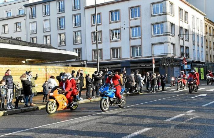 En Brest, los moteros animan el centro de la ciudad unos días antes de Navidad