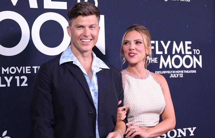 Scarlett Johansson se estremece cuando Colin Jost se ve obligado a bromear sobre el matrimonio en ‘SNL’