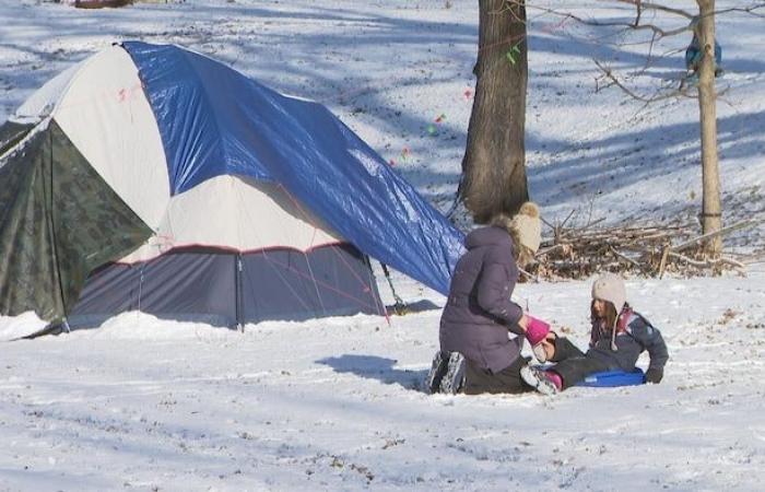 Es invierno en Toronto y muchas personas sin hogar siguen durmiendo bajo las estrellas