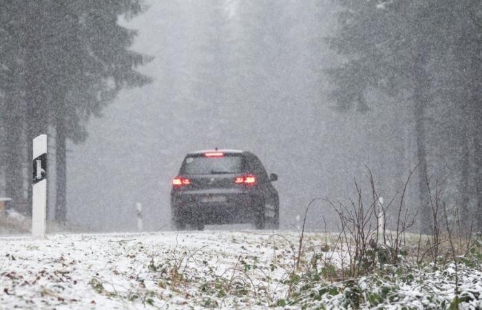 Imágenes de la “tormenta de nieve” que sorprendió a los automovilistas en el este de Francia