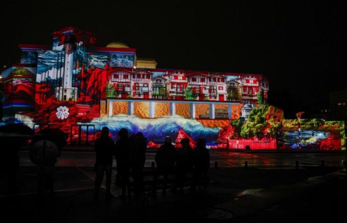 toda la ciudad brilla con luces navideñas