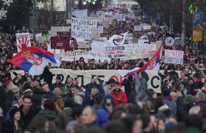 En Serbia, miles de personas se manifiestan contra las autoridades, más de un mes después del derrumbe del techo de una estación