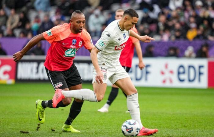 Copa de Francia. Combativos, los jugadores del Union Saint-Jean perdieron ante el Mónaco en un estadio en llamas