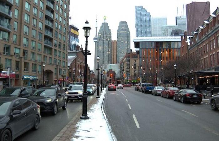 Es invierno en Toronto y muchas personas sin hogar siguen durmiendo bajo las estrellas