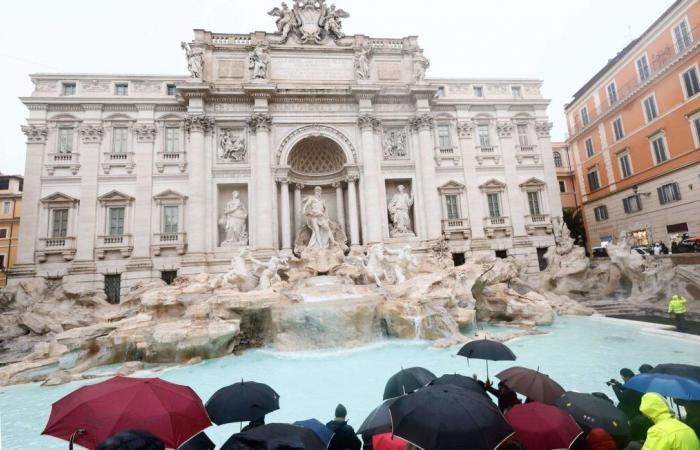 Toda limpia, la Fontana de Trevi reabre en Roma con acceso restringido a turistas