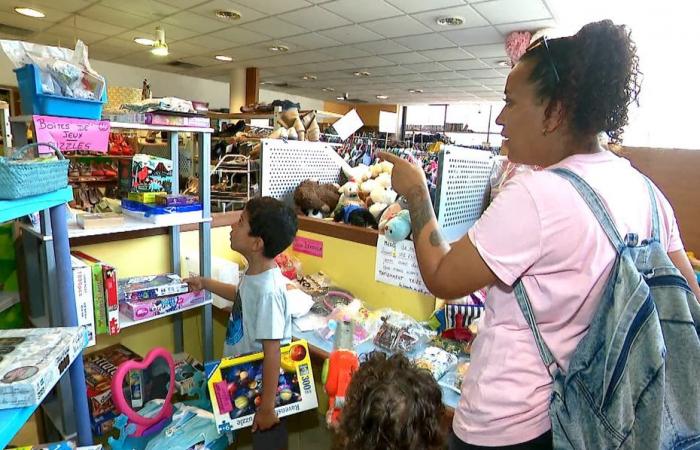 Video. Antes de Navidad, la búsqueda de regalos baratos