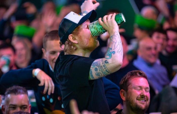 World Darts: Burlado por la multitud, Ed Sheeran termina su cerveza seca