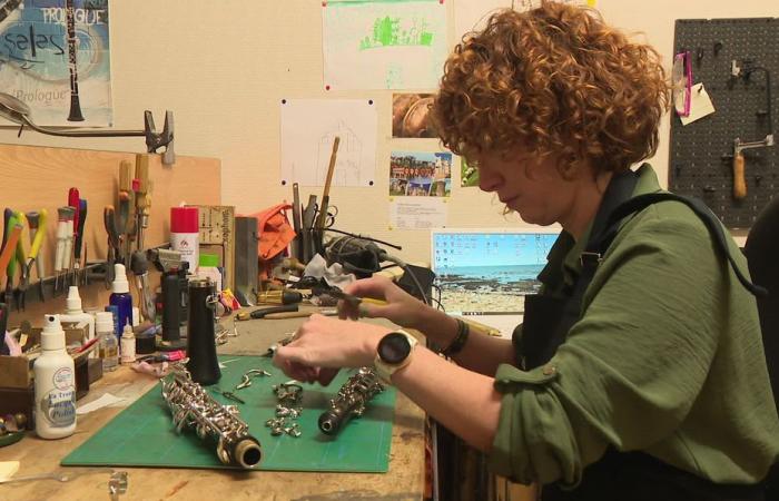 Tiphanie es fabricante de instrumentos musicales, una profesión poco común en Francia.