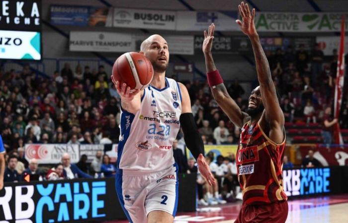 Brescia ataca a Venecia 90-89, Napoli vence a Scafati 96-94 en la prórroga y rompe el punto muerto, Sassari, Tortona y Reggio están bien