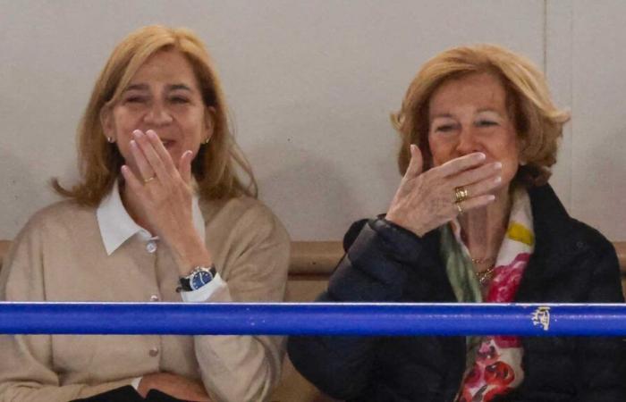 La Reina Sofía anima con ternura a su nieto Pablo durante su partido de balonmano