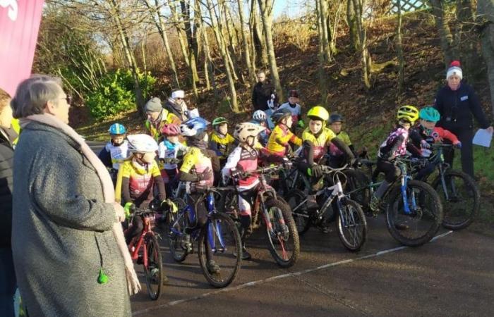 El Vélo Club du Velay en pista en el ciclocross de Méons