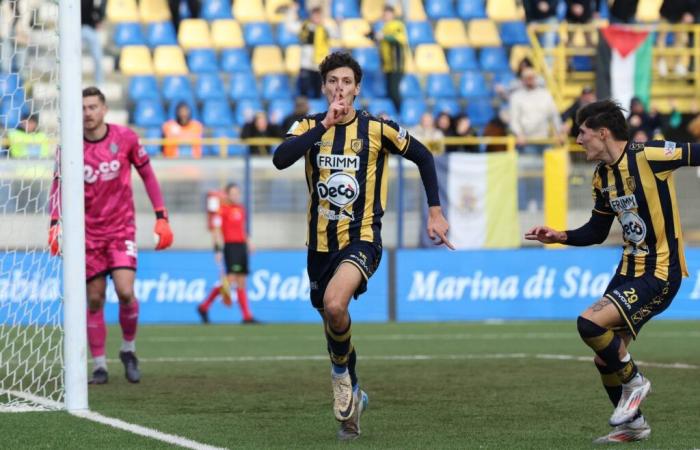 Floriani Mussolini marca su primer gol en la Serie B con la Juve Stabia: la celebración genera discusión