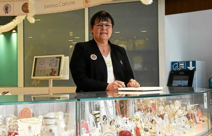 “Nunca me aburrí”: Michelle, 41 años de carrera, de los Capuchinos al carrusel de joyas de Leclerc de Landerneau