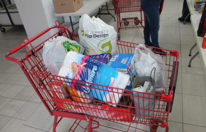 Cerca de 850 cestas navideñas repartidas por el mostrador de alimentación